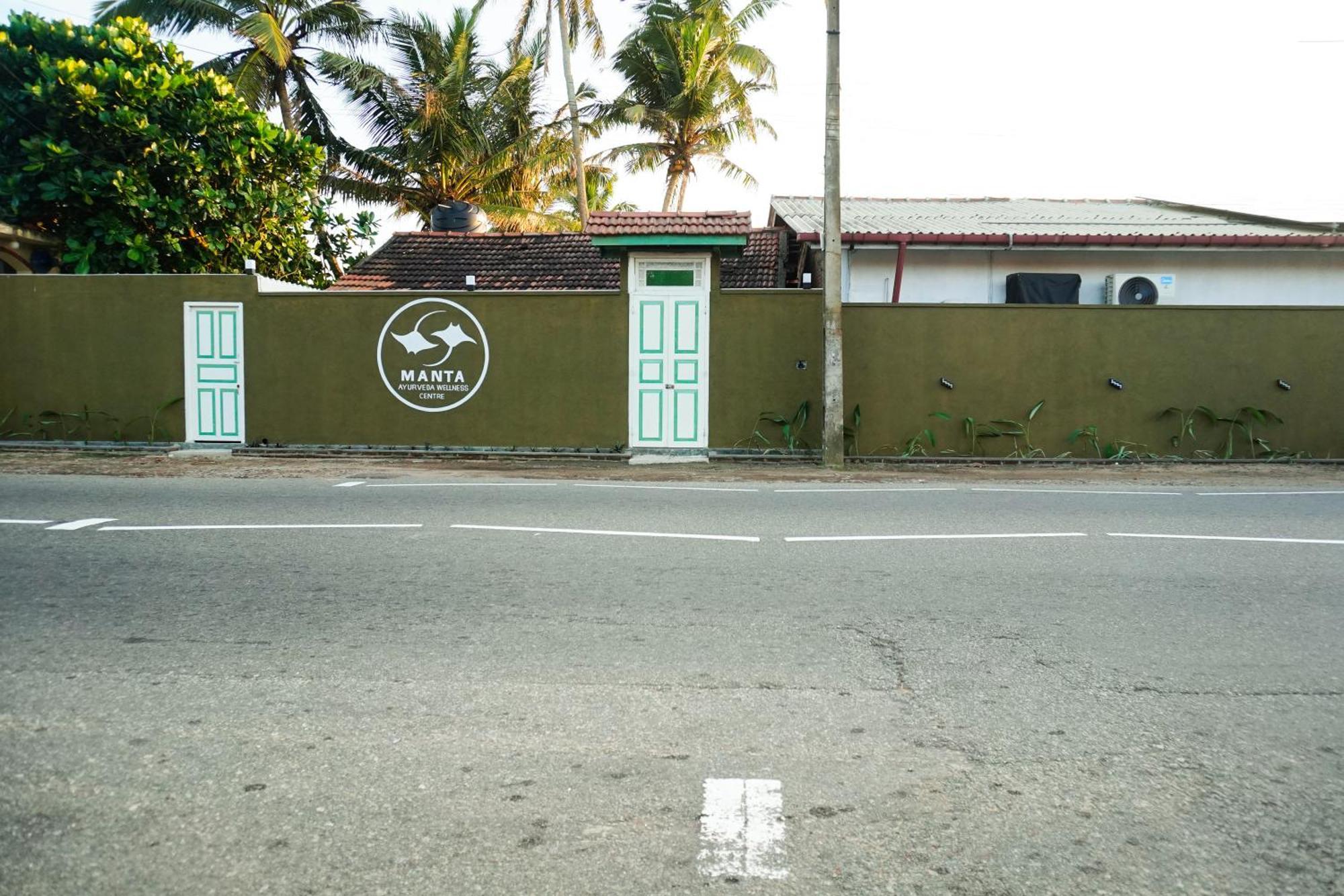 Manta Beach Resort & Ayurvedic Wellness Centre Bussa Exteriör bild